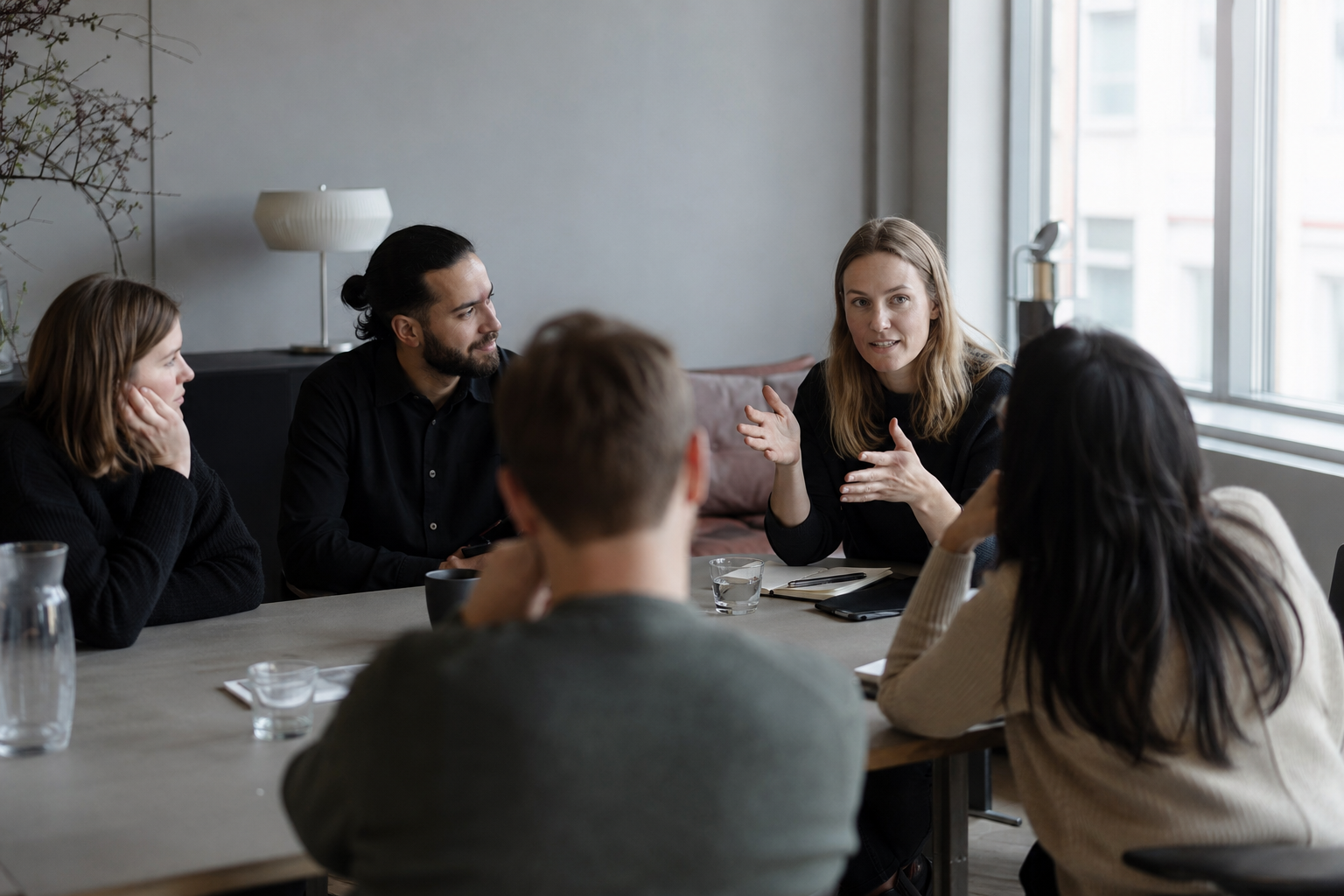 Ett team i en öppen diskussion där någon säger sin mening.